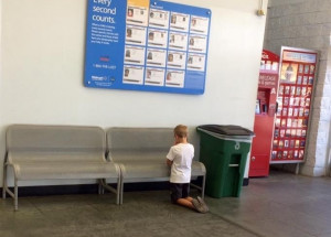 V obchodním centru se jí ztratil syn. Našla jej, jak klečí a modlí se