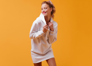 Mikinové šaty jako nejnovější módní trend: Jak je nosit, aby vám slušely