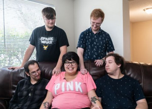 20letá dívka má čtyři partnery, s jedním je těhotná a s dalším zasnoubená. Jak to může fungovat?