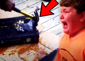 Rodičům došla trpělivost. Zničili dětem elektroniku