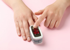 Pulzní oxymetr: Základní výbava domácí lékárničky v době covidu