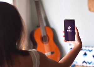 Nová partnerská výzva na TikToku je velkým hitem. Zvládnou ji jenom ženy, muži pohoří