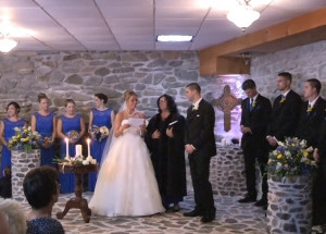 Nevěsta slíbila lásku nejenom ženichovi. Neuvěříte, před kým poklekla