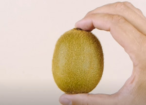 Neumíte oloupat kiwi nebo mango? Vyzkoušejte tento trik