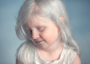 O albínskou holčičku z ruské Sibiře se přetahují modelingové agentury. Svou krásou ohromí i vás