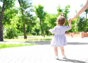 Dcera Lely Ceterové a Karlose Vémoly roste jako z vody. Na koho vám přijde 15měsíční Lili podobná?