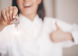 Klíče jako sebeobrana: Tiktokerka vysvětluje ženám, jak je při útoku správně držet