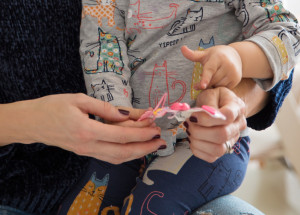 Monika Bagárová dala své dceři Rumince sponku do vlasů. Okamžitě to schytala od zkušenějších maminek