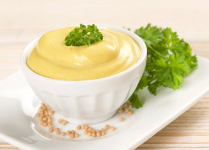 Domácí majonézu ze 4 ingrediencí připravíte během několika sekund. Hlavní trik spočívá v použití tyčového mixéru