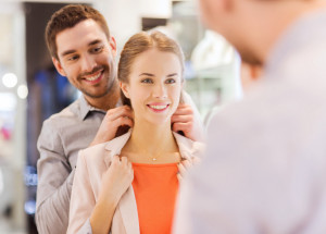 Partner ji kritizuje, že se obléká otřesně. Z Instagramu, kde Olivia Jackson sdílí své outfity, je módní hit