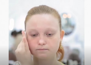 Na svatbě chtěla být co nejkrásnější. Počkejte si na výslednou proměnu