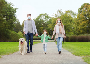 Pohyb mezi okresy, shromažďování a zákaz vycházení od 12. dubna: Co aktuálně platí