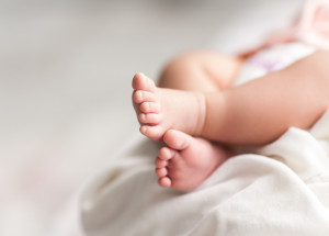 Herec Jakub Štáfek je tátou. Snoubenka Dominika mu porodila dceru Olívii