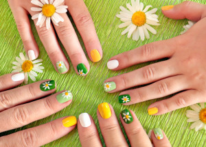 Jarní manikúra se sedmikráskami jako nejnovější trend. Boduje zvláště na Instagramu