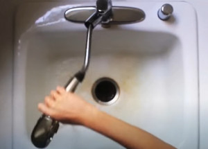 Nevíte si rady se skvrnami na umyvadle? S naší pomocí je vyčistíte za méně než tři minuty