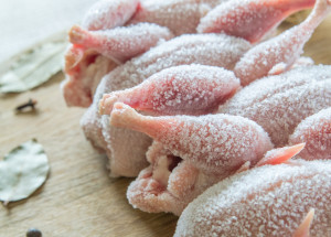 Jak rychle rozmrazit kuře, rybu nebo mleté maso: Vyhněte se rozmrazování v horké vodě