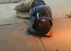 Dojemný příběh lásky člověka a psa. I bezdomovci mají srdce na pravém místě