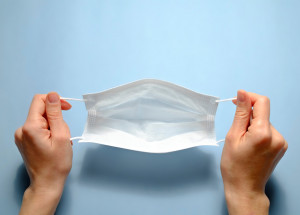 Zpěvačka Lucie Vondráčková má šikovné ruce. Na Instagramu ukázala, jak z jednorázové roušky vyrobit vkusný náramek