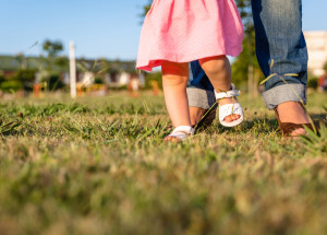 Maminka Monika Bagárová má důvod k úsměvu: Její dcera Ruminka udělala první krůčky