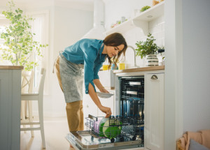 Zápach z myčky má spoustu příčin. Zbavte se ho jednou pro vždy