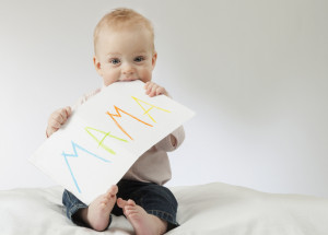 Chlapeček s hlasem démona baví internet. Poslechněte si, jak řekl poprvé “máma”