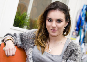 Zpěvačka Ewa Farna se na Instagramu předvedla v rudých šatech. Prozradila také, že bude opět moderovat Ceny Anděl