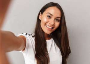 Ženy si nepořizují selfie fotografie kvůli mužům. Podle vědců je jejich smysl úplně jiný