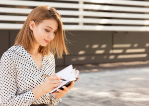 Vlasy po ramena jsou hit. Můžete je nosit na různé způsoby