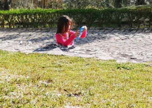 Optická hádanka, která rozděluje internet: Proč má holčička půl těla a kde se nachází?