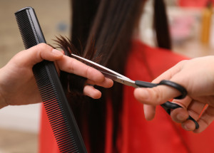 Kadeřník v turecké reality show dívce radikálně zkrátil dlouhé vlasy. Ilayda se na místě zhroutila, ukazuje video