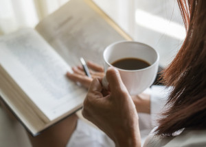 Neuvěříte, jak vám pomůže čtení knih. Nepodceňujte sílu ukrytou v příbězích, pomůžete tím hlavně sobě