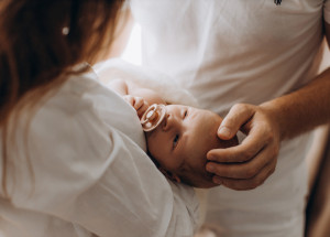 Maminky Štíbrová a Pártlová jsou už z porodnice doma. Se svými partnery stihly oslavit Den otců