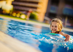Zdravotní sestřičky ukázaly šokující fotku dítěte v bazénu. Kvůli barvě plavek není ve vodě vůbec vidět