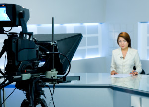 Trapas jako ze Základního instinktu: Moderátorka zpravodajství ukázala pod průhledným stolem svůj klín