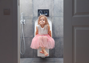 Americká maminka vyfotila tříletou dcerku stojící na záchodové míse. Když pochopila, proč to dělá, zůstala v šoku