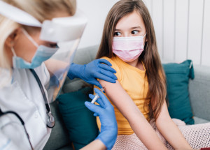 Očkování dětí proti koronaviru od 1. července: Dítě starší 12 let musí mít souhlas obou rodičů