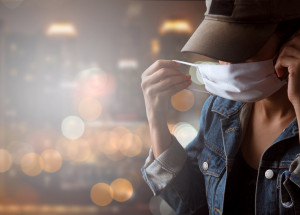 Od 1. července odložíme venku roušky a respirátory. Budou však stále platit výjimky