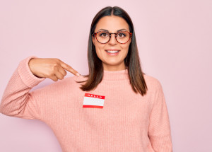 Přípona -ová u příjmení bude pro Češky volitelná, schválil senát. Možnost nepřechýleného příjmení musí potvrdit prezident