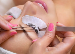 Žena kvůli umělým řasám přišla o všechny své vlastní. Co jí to způsobilo?