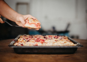 Rychlý ovocný koláč na plech: Zamilujete si hrnkový recept s drobenkou