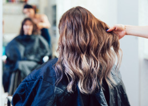 Dívka si 20 let nečesala vlasy. Turecký kadeřník vykouzlil z dredatých kadeří hotový zázrak, ukazuje video