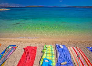 Starostka chorvatské Podgory zatočila s oblíbeným nešvarem Čechů v podobě rezervačních ručníků na pláži. Sesbírala celou dodávku nepořádku
