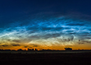 Noční svítící oblaka jsou v červenci nádhernou podívanou. Pozorování noční oblohy v době letního slunovratu stojí za to