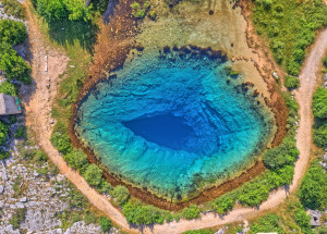 Influenceři si v Chorvatsku oblíbili pramen řeky Cetiny. Riskantní snímky pořizují v jezeře Veliko vrilo hlubokém 115 metrů