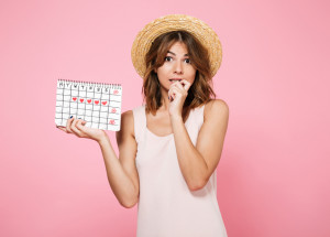 Jak vyvolat menstruaci přírodní cestou a bez hormonů: Pomocí bylinek i červeného vína