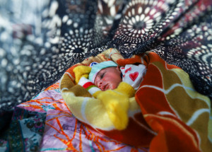 V Indii se narodilo dítě se třemi hlavami. Lidé jej považují za reinkarnaci boha