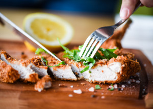 Vepřový řízek, který vás překvapí svou jemností a nadýchanou strouhankou