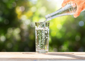 Nezapomínejte pít. Je to lepší před, při nebo po jídle?