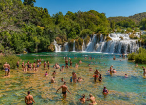 V chorvatském národním parku Krka platí nově zákaz koupání. Většina českých turistů to neví