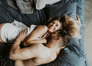 Proč je lepší milovat se ráno a ne večer? Díky těmto 5 důvodům si rádi přivstanete